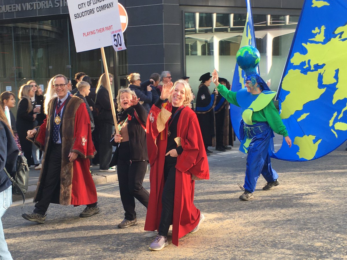 CLSC2's tweet photo. Still dancing on the return route (but ready to take our shoes off now). What a wonderful #LordMayorsShow Day. https://t.co/gFyV2mZ0NX