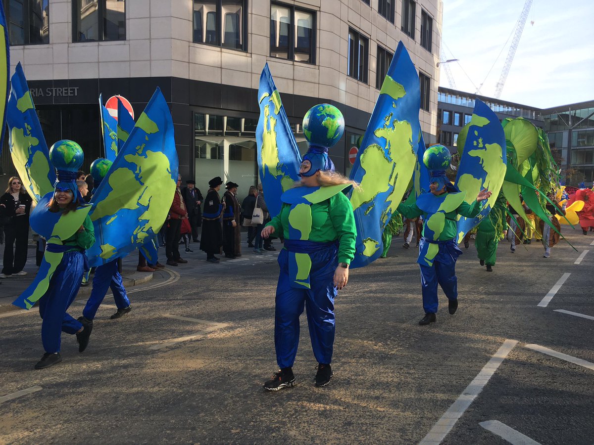 CLSC2's tweet photo. Still dancing on the return route (but ready to take our shoes off now). What a wonderful #LordMayorsShow Day. https://t.co/gFyV2mZ0NX