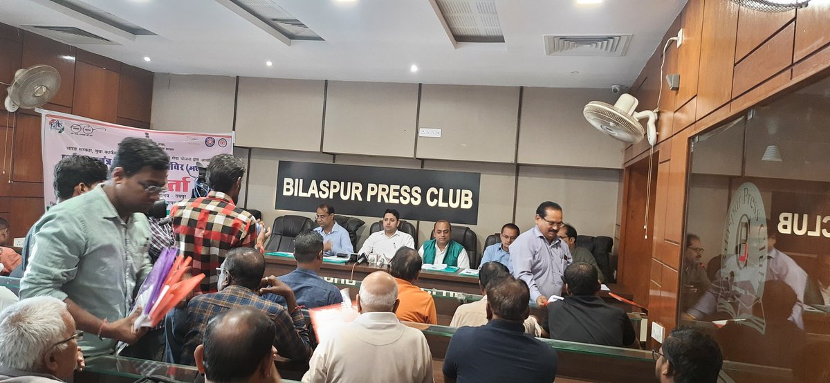 NSSRDBhopal's tweet photo. Today a press conference was Org. by @cbcbilaspur  @PIBRaipur at Bilaspur Press Club  to brief the various activities to be taken during 10 days #NSSPreRDCentralZone Camp 12-21 Nov,2022 at @ggv_smc.
1/2
@YASMinistry @ianuragthakur @pankajsinghips @meetarajiv @_NSSIndia @askabir_ https://t.co/wD4m6hXXA8