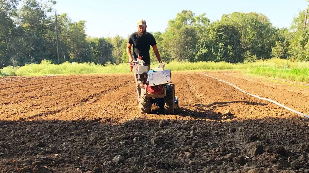 The farm has been busy this past month, between getting all of our crops in the ground for the season, working compost into the soil for more nutritious veggies, pest management, and more! Learn more about it in our blog post: urbanrootsatx.org/news-from-the-…
