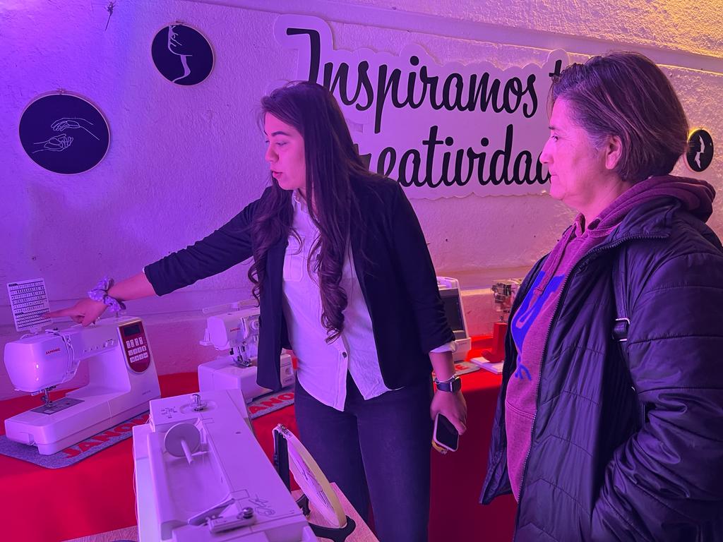 JanomeChile's tweet photo. Nuestras máquinas con todo su glamour en #modachile 💫💖
Nos encanta compartir la pasión por el diseño y todo lo que se vuelve posible con una Janome 🧵🪡
#janome #tecnologia #japonesa #inspiramostucreatividad https://t.co/xPadgXneQZ