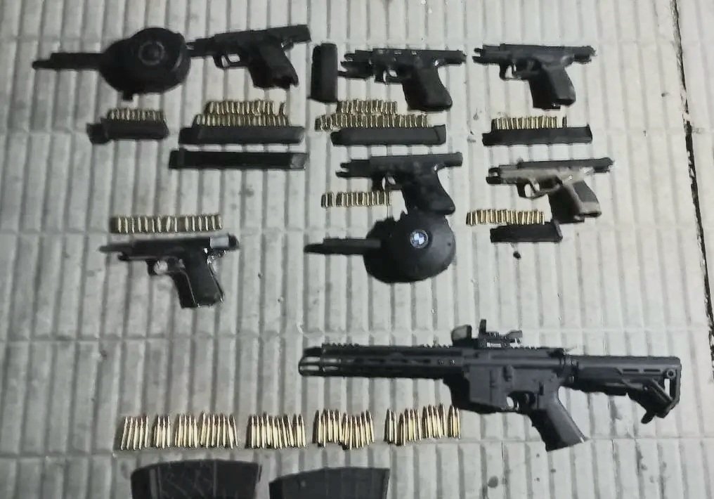 EdwardHolfman's tweet photo. Se están consolidando aquellas #OrganizacionesCriminales [OC] que se dedican "protección y seguridad" de las organizaciones criminales [OC]
Funciones: Protección Drogas Bocas, Territorio, Sicariato, Ajustes de Cuentas, [funciones muy solicitadas x OC]
2 allanamientos #Mdeo #armas https://t.co/b7kwhb2yLG