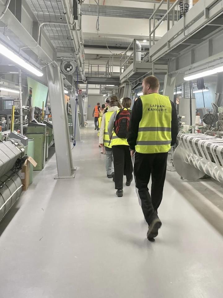 Olipa hienoa saada <a href="/ProagriaE/">ProAgria EP</a> ja lähialueen lampureita vieraaksemme Lapualle! Tutustuimme tehtaanmyymälämme lisäksi kehräämöön, viimeistelylaitokseen, kutomoon sekä raakavillavarastoomme. Viime viikolla sitten tapasimme lisää lampureita valtakunnallisilla Lammaspäivillä!