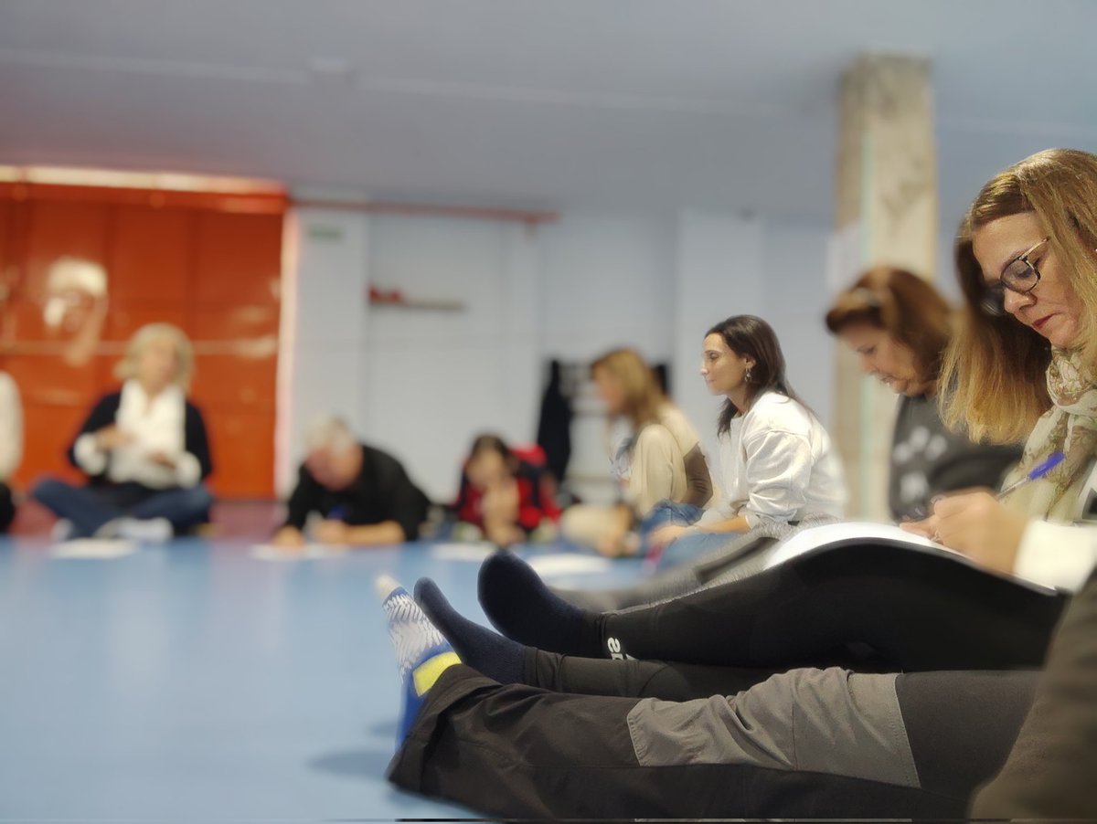 SopenaBadajoz's tweet photo. Taller risoterapia impartido por @moisesloma al claustro docente como broche final a la formación de tutorías realizada durante el mes de octubre. El taller ha reforzado la cohesión como grupo, habilidades emocionales, la confianza y valores como profesorado. #ContigoSopeñaEs+ https://t.co/1of6h9xlIV