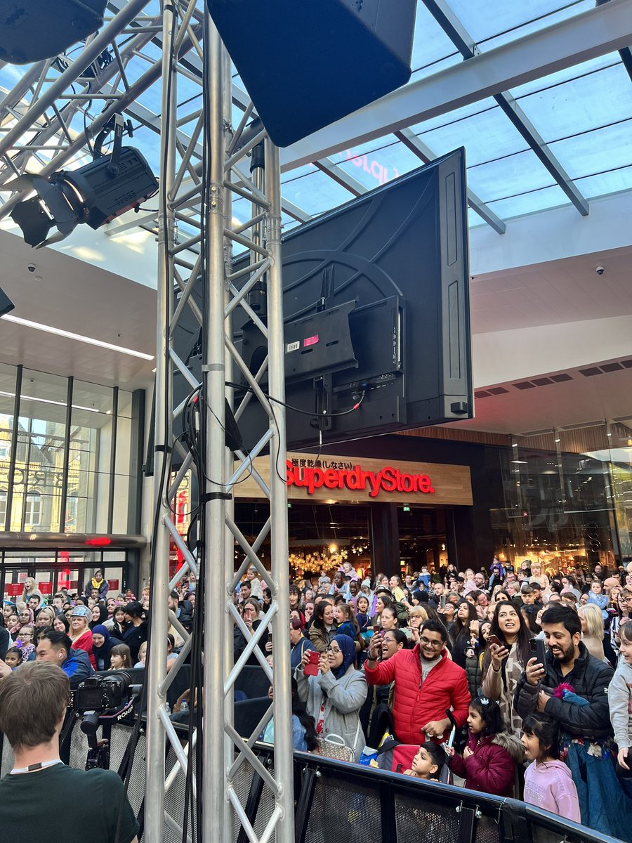 TheBroadwayBrad's tweet photo. Anna and Elsa โ๏ธโ๏ธ live on stage at our huge #FestiveLaunch! ๐คฉ
If you missed them, donโt worry as theyโll be back on the Main Stage at 4.40pm!
#FestiveLaunch #Bradford @Pulse1Radio @greatesthitsuk https://t.co/qjkDHoliQV