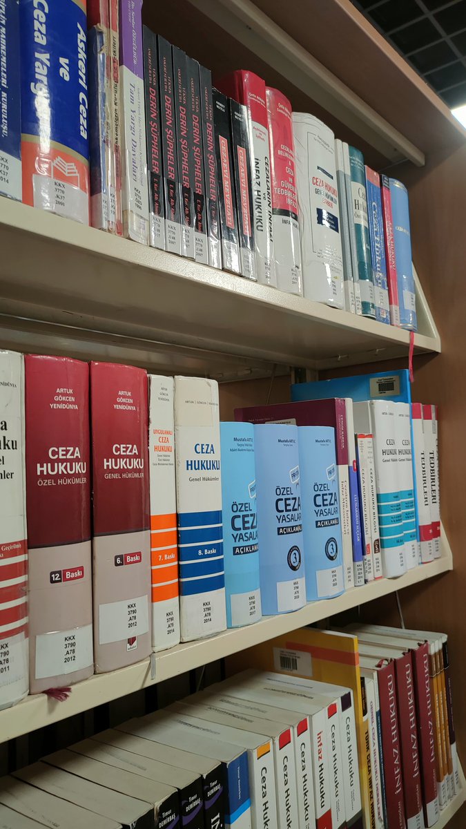 Benim savcılık hayali, kütüphanenin hukuk bölümündeki ceza kitaplarını görünce biraz daha coştu arkadaşlar ben biraz çalışmaya geçiyorum.