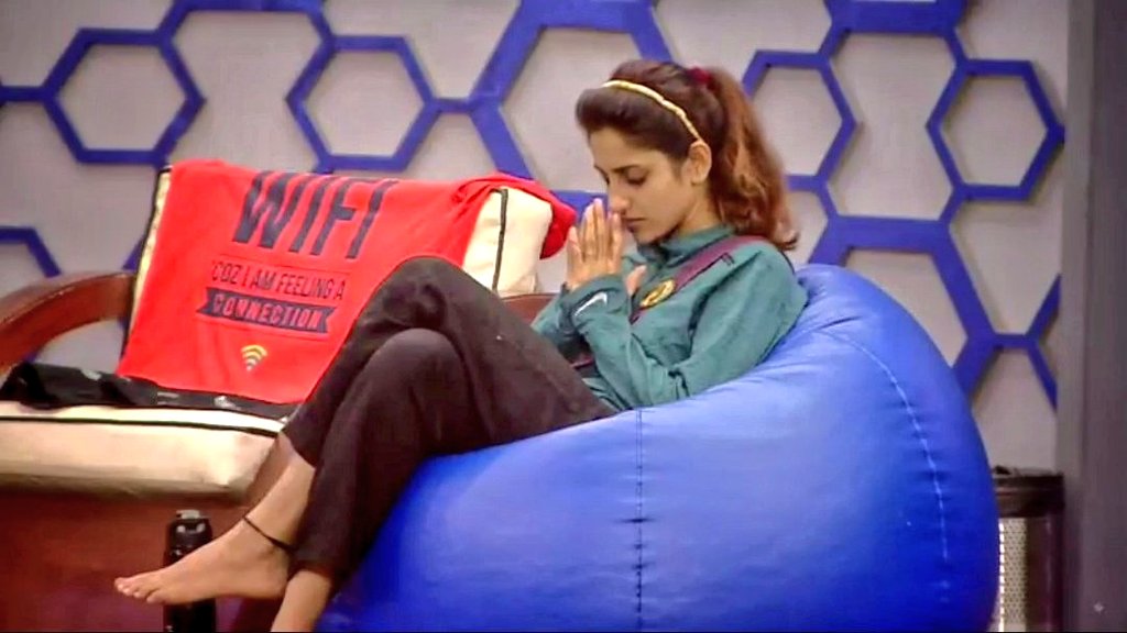 ishcus97's tweet photo. When the Most High God favours you, great things will happen to you. You will find yourself on top, even if people had thought you were a flop 

#ayesha #BiggBossTamil #biggbosstamil6 https://t.co/9Mm7qYWycx