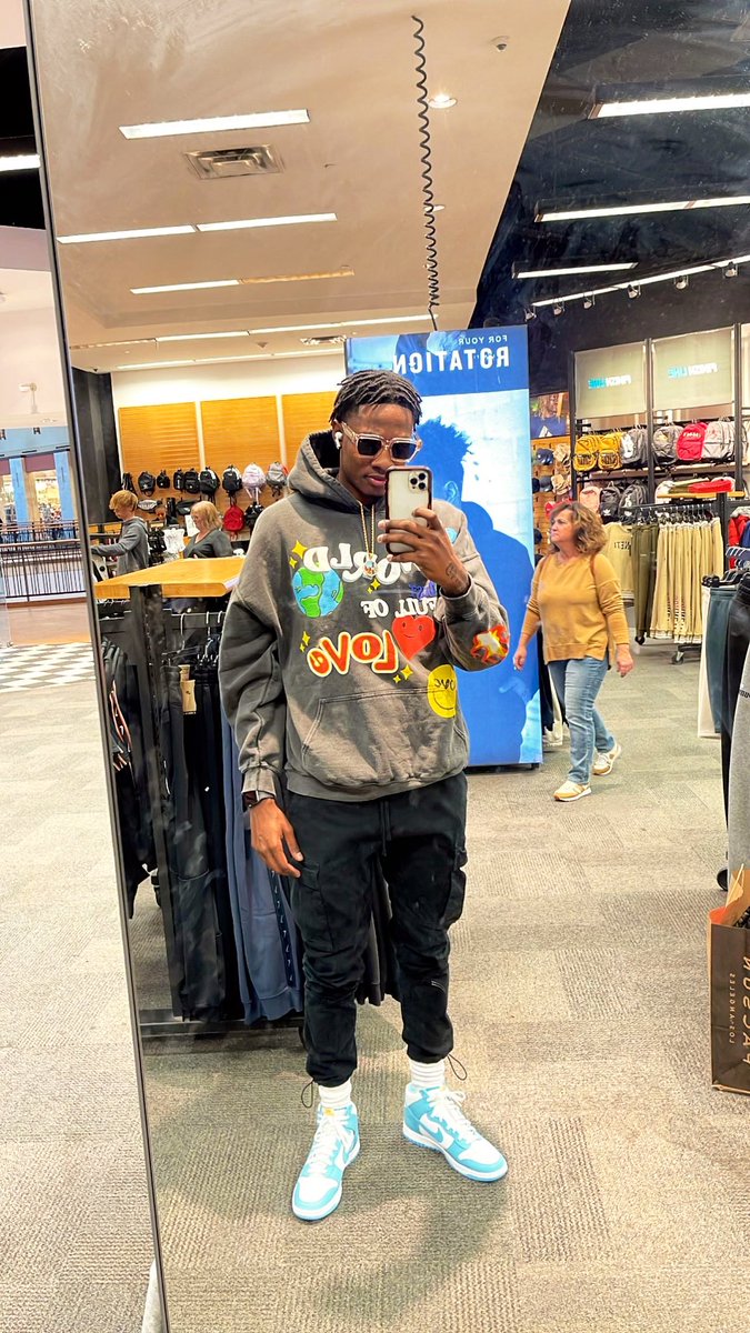 TD318x's tweet photo. Weekend mall runs.😎 https://t.co/moLld8nAFK