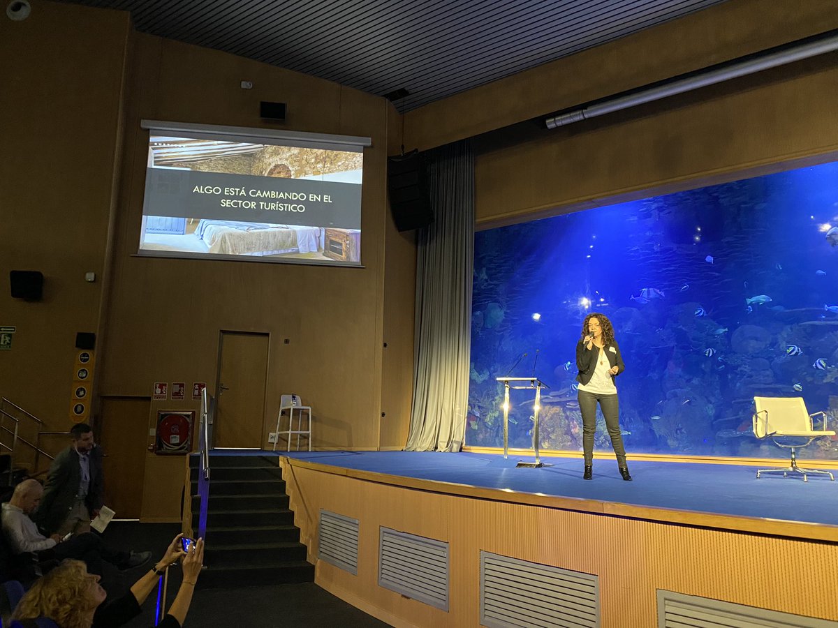 KLM_ES's tweet photo. “Según un estudio de Kind Traveller, casi el 40% de los viajeros están preocupados por reducir la huella de carbono.” @sarasanchezrema CEO de @Rusticae #KLMHouseValència #ValénciaEsAhora #CompromisoIATI https://t.co/m1jIfzVfDl