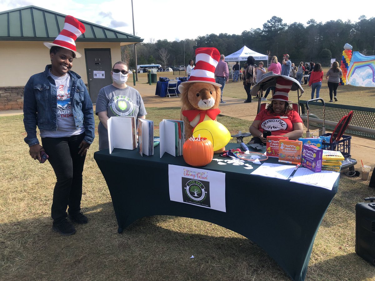 The.Mocha.Teaching.Princess (@mochateaching) on Twitter photo NCSS Literacy Day at Denny Dobbs Park! <a href="/LIVEOAKELEM/">LIVE OAK ELEMENTARY</a> is representing! #LOESLions 💚🦁💚 NCSS Literacy Day at Denny Dobbs Park! <a href="/LIVEOAKELEM/">LIVE OAK ELEMENTARY</a> is representing! #LOESLions 💚🦁💚