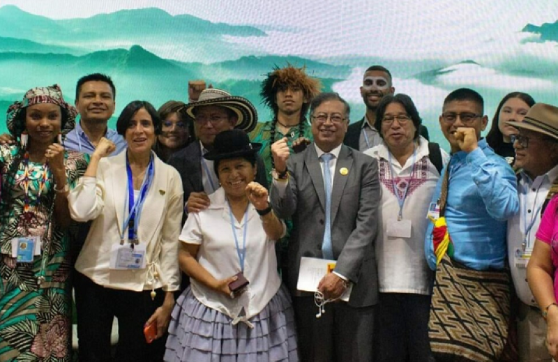 Servindi's tweet photo. 📢 Indígenas tienen agenda propia en la #COP27 y exigen financiamiento directo → https://t.co/Ux451t4wqb

Miles de millones son aportados por gobiernos, fondos y fundaciones para la #MitigaciónClimática. Sin embargo de esa ayuda a los #PueblosIndígenas solo llegan migajas. https://t.co/F4DgnRO1zt