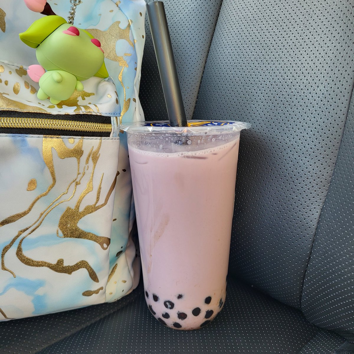 _mamavale's tweet photo. Saturdays are for boba and running errands (and I saw this years 1st snowflakes). What are your plans today? Have you gotten snow yet?❄️☃️❄️ #taroboba #petalpal #notreadyforwinter #purpleboba #mamasbackpack https://t.co/z98NuIoNth