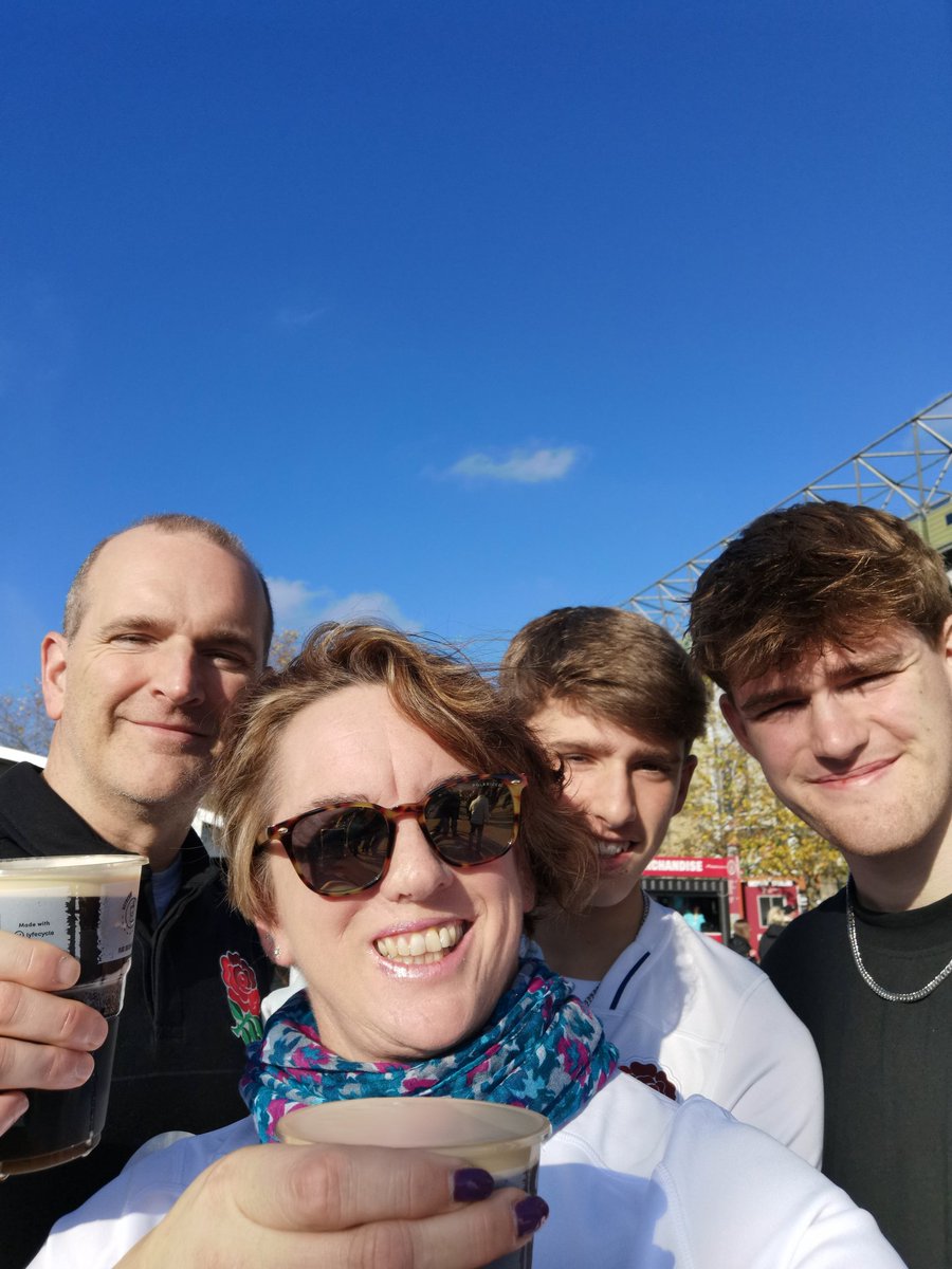 hazturtle's tweet photo. #matchdayguinness back at Twickenham enjoying the atmosphere! https://t.co/XdIIckqhYl