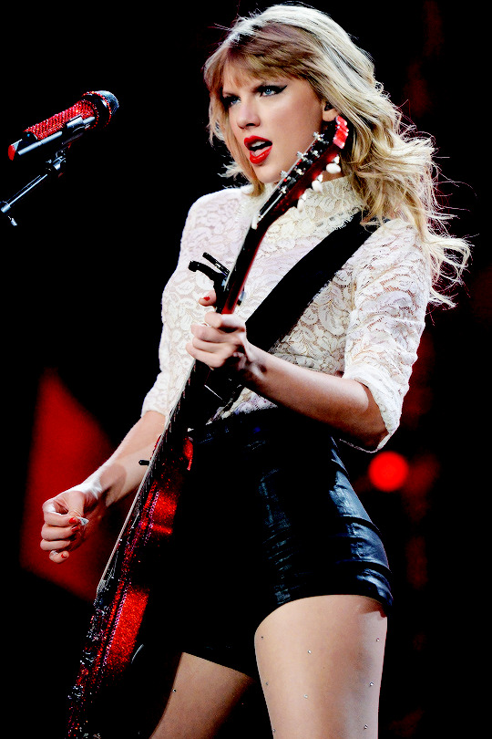 theswiftvoting's tweet image. 🚨| 1 YEAR OF RED TV, LET'S CELEBRATE BY VOTING !!!

HS - 508.2k (+23.4k) 
Taylor - 425.5k (+12.6k)

I'm voting for Red (Taylor's Version) for Favorite Pop Album at the #AMAs

GOAL: 2k replies + 1k rts