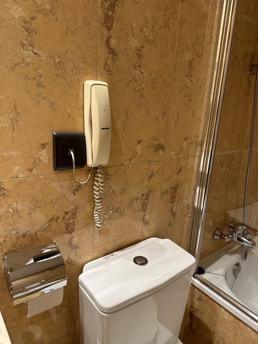 Auch ein cooler Ort für das Telefon im Hotelzimmer.