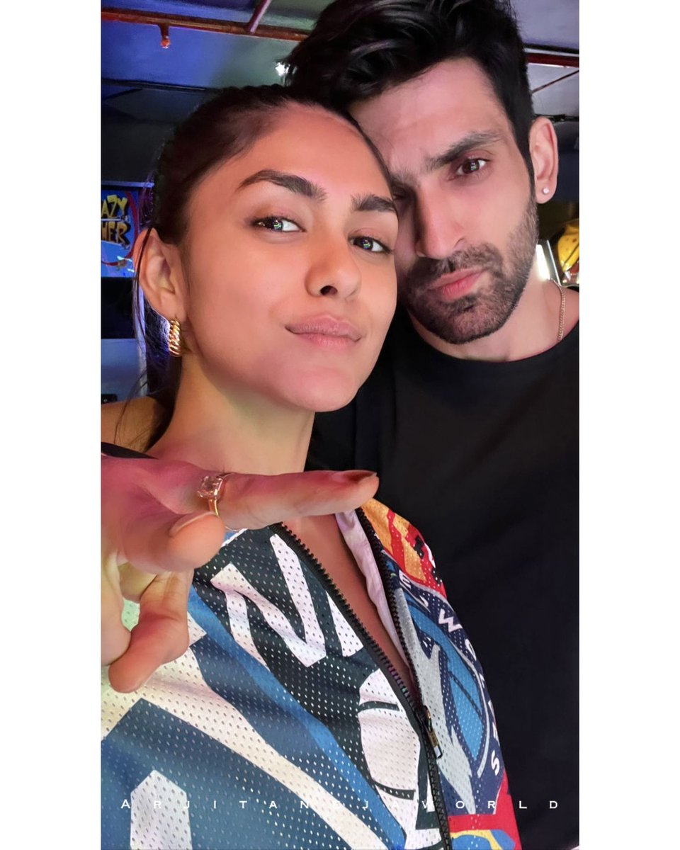 arjitanejaworld's tweet photo. 🤍✨✌️😘 A little #ArNal cuteness
📸: @arjitaneja @mrunal0801
#ArjitTaneja #Arjitaneja #Arjit #AJ #MrunalThakur #BollywoodActor #BollywoodActress #Friends #KumKumBhagya #Purab #Bulbul #Rabul #Purbul #AgastyaKapoor #ActorsLife #Celebrity #BanniChowHomeDelivery https://t.co/kqtkasrda6