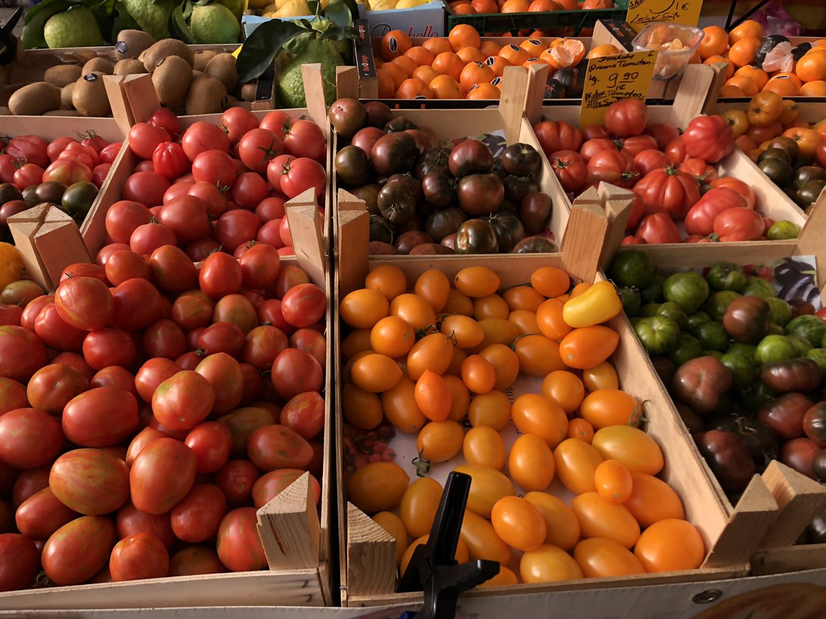 Samstags meine 30er aufem Markt verbringen und auf die große Liebe in a capitalist world hoffen. Tomaten sind auch süß.