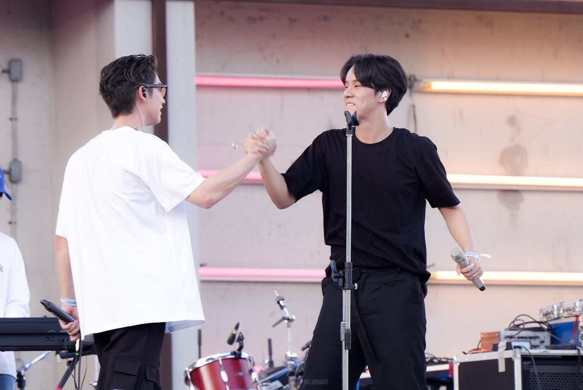 allbright_ofc's tweet photo. ขอบคุณน้องนนน @mynameisnanon ที่ชวนพี่ไบร์ทไปแจมเวทีแคทด้วยนะค้าบ 

ขอบคุณมัมหมีติ่งนนน ที่แบ่งปันรูปสุดหล่อมาให้ด้วย เดี๋ยวพาไปเลี้ยงหมูทะงับ @TingNanon 

#CatExpo9 
#bbrightvc https://t.co/hShSNbnIvx