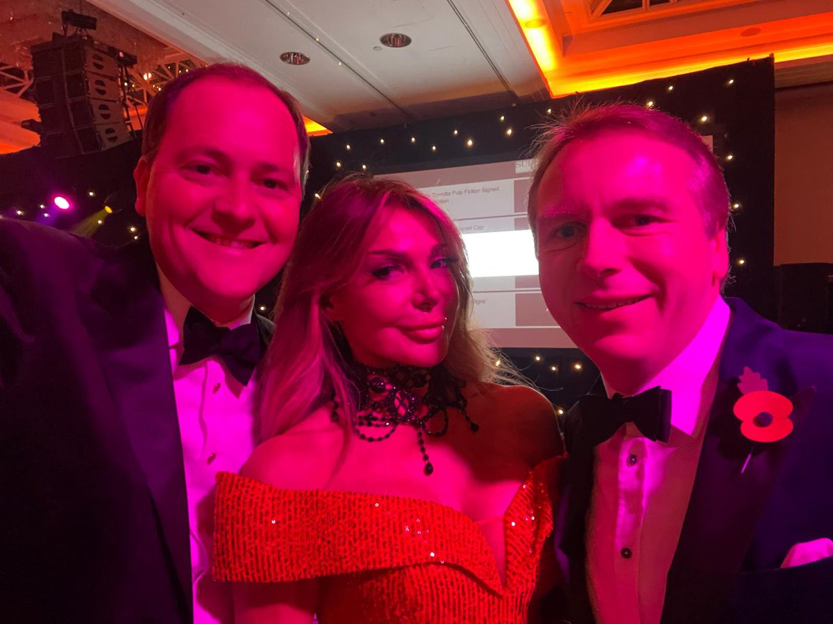 TheRoyalButler's tweet image. A huge thank you @SimonCowell @lizziecundy Linda Ball @jackstooks @SSChospices @royallancaster for a wonderful evening, raising money for a great cause, with @Joancollinsdbe @StanleyPJohnson @LlewelynBowen @georgiatoffoIo @TheTonyHadley @JulianClary @JAYJAMES  #shootingstar