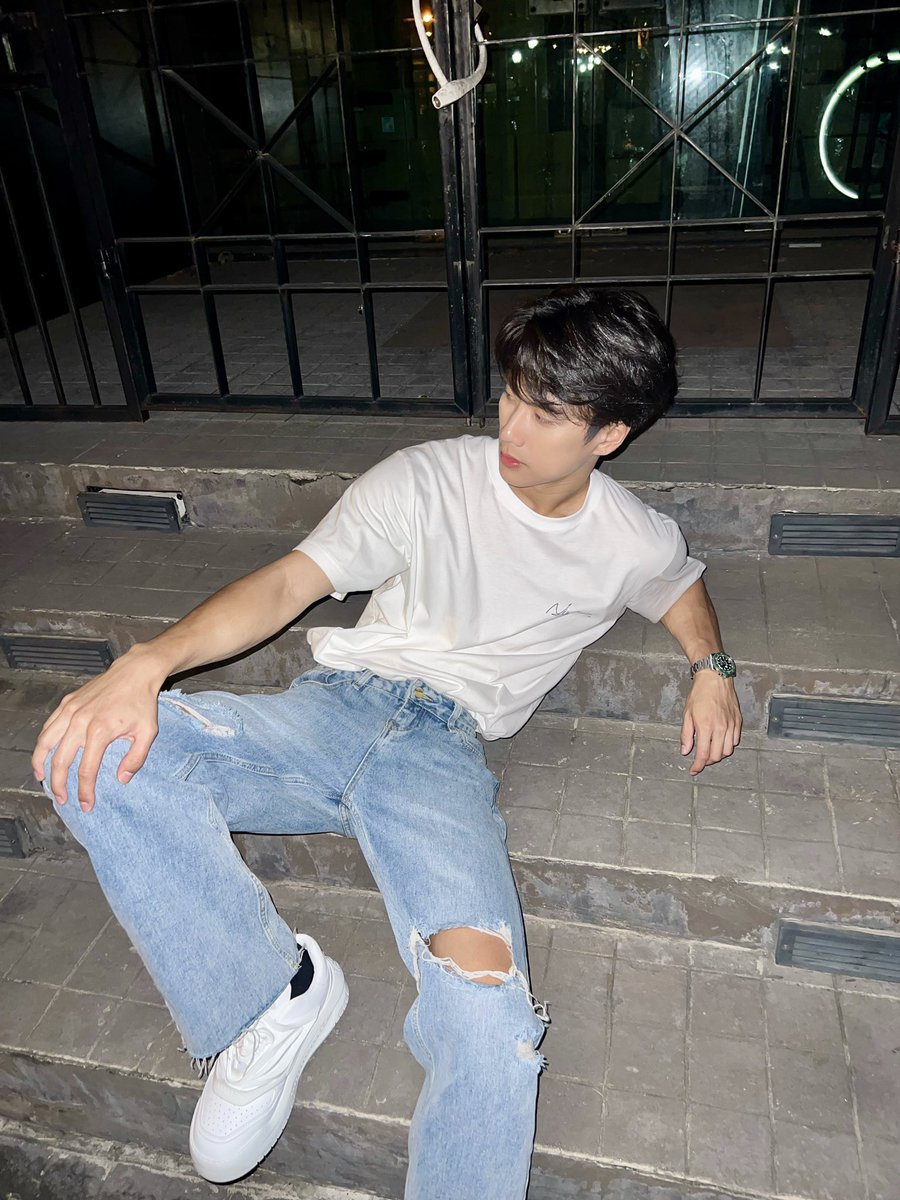 ky_kooky's tweet photo. พี่โอมไม่อ่อนโยนเลย 💔😳
#VERSACE #VERSACEODISSEA
#ohmpawat https://t.co/0zUZ1qXxVh