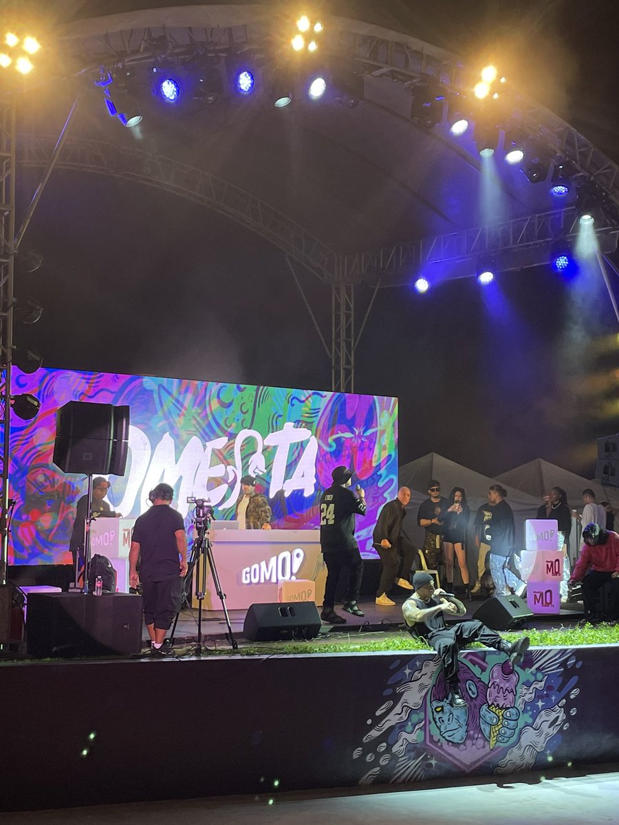 WonderMagPH's tweet photo. Denise Julia and Omerta giving us the time of our lives tonight ✨

#GOMOSkatePark #ThatsMoLikeIt #PullOutTheStops https://t.co/1FiMor8UFF
