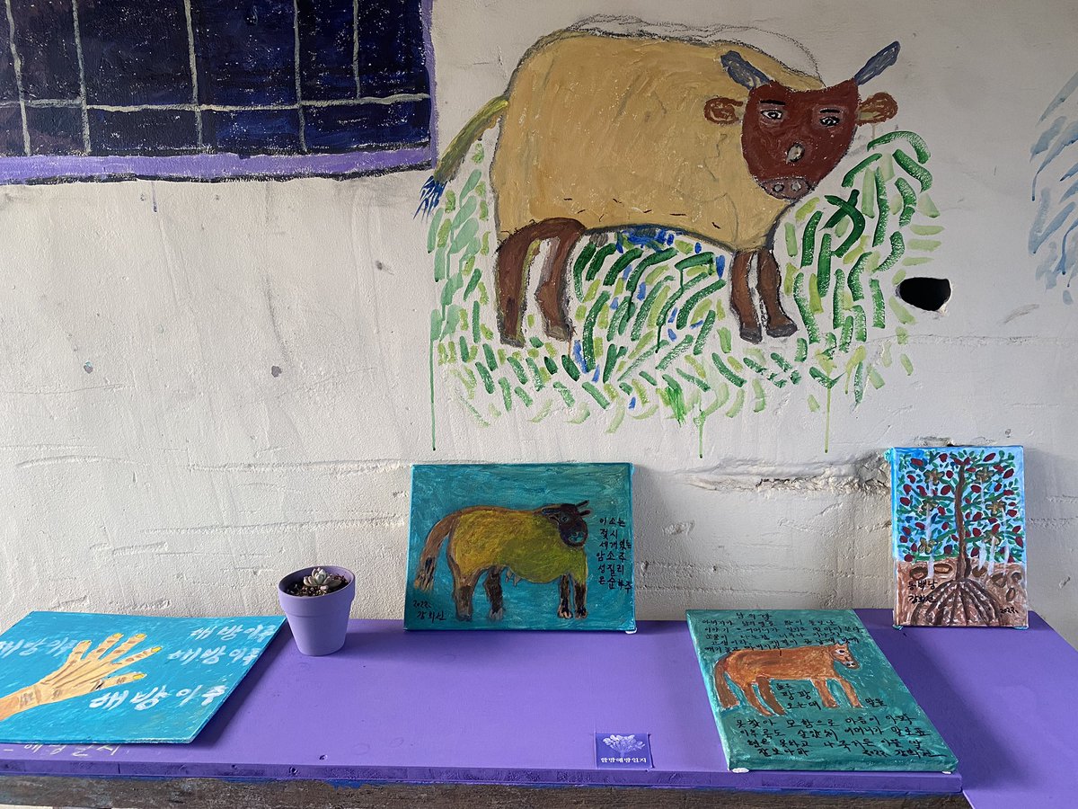 제주 조천읍 선흘1리에서 열리고있는 <할망해방일지> 아홉분의 할머니가 그린 그림을, 집, 마당, 창고, 우사 등에서 전시 중이다. 공간도 작품도 너무너무너무너무 좋다. 나는 지난주에 갔고 이번주에 갔으며 다음주에도 갈 예정. 11월 한달 매주 토요일 11시-6시에 열림.