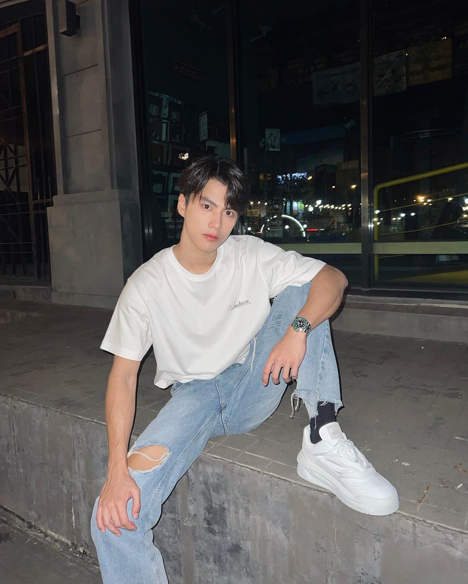 thedaintyfan's tweet photo. Him.🤍💜
#ohmpawat
#VERSACE
#VERSACEODISSEA https://t.co/ArFaU1sksQ