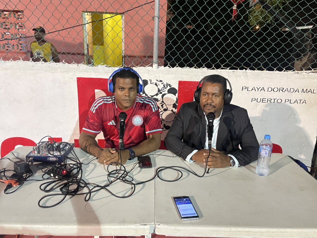 ACDPOP037's tweet photo. El presidente de la Asociación de Cronistas Deportivos de Puerto Plata (ACDPOP), Elvis Gutiérrez, fue entrevistado en la transmisión del Baloncesto Inter-Calles Superior del Club Gregorio Luperón. https://t.co/EdhVytxkSb