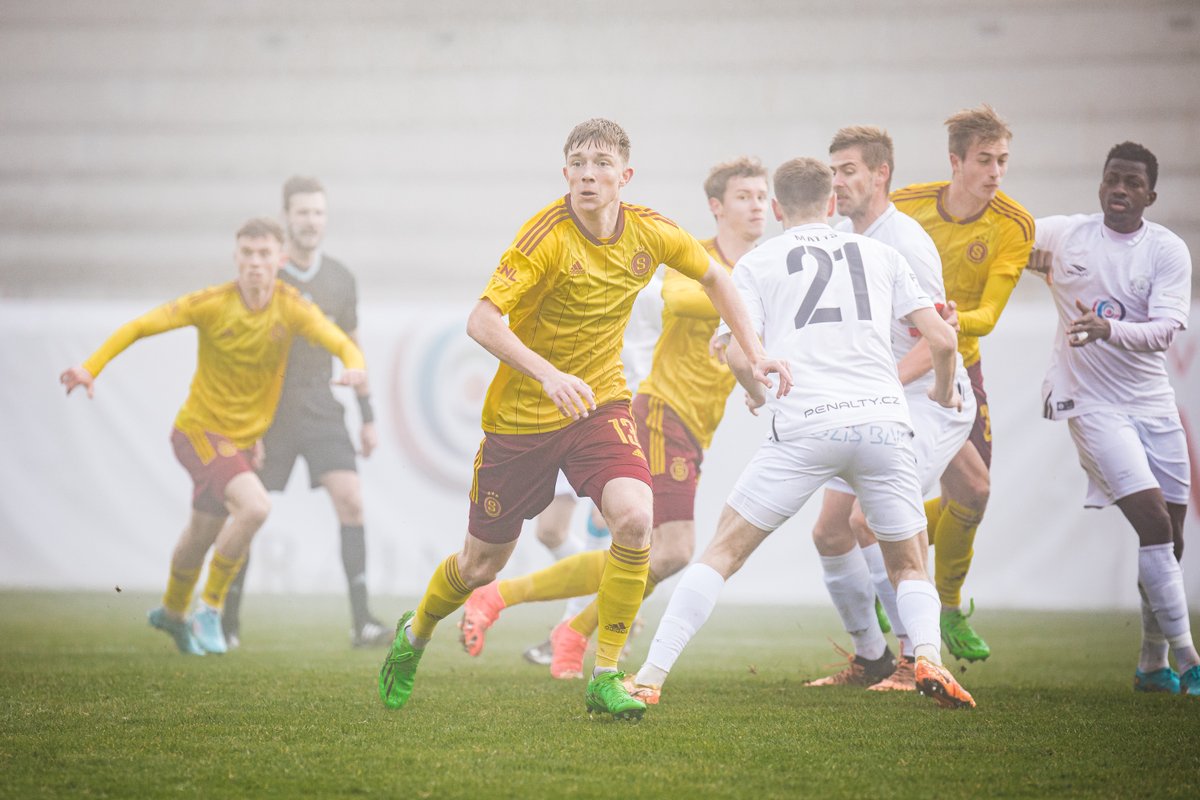 ACSparta_Mladez's tweet photo. 🚨 Adam Ševínský dnes nastoupil na svůj první soutěžní zápas mezi muži! V dresu béčka se na hřišti Vyškova představil v základní sestavě a odehrál celý duel 👏 Gratulujeme! #budoucnostSparty #acsparta https://t.co/bJKIkiuw3f