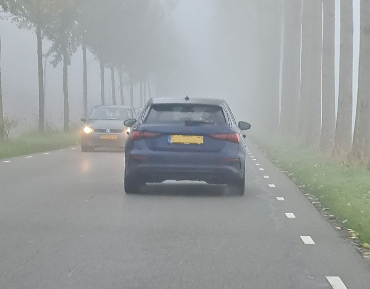 ROELart's tweet photo. Een fantastische combinatie; #mist en #dagrijverlichting. #mistig #drl @ANWB @RWSverkeersinfo @KNMI https://t.co/aRHCSKQvYy