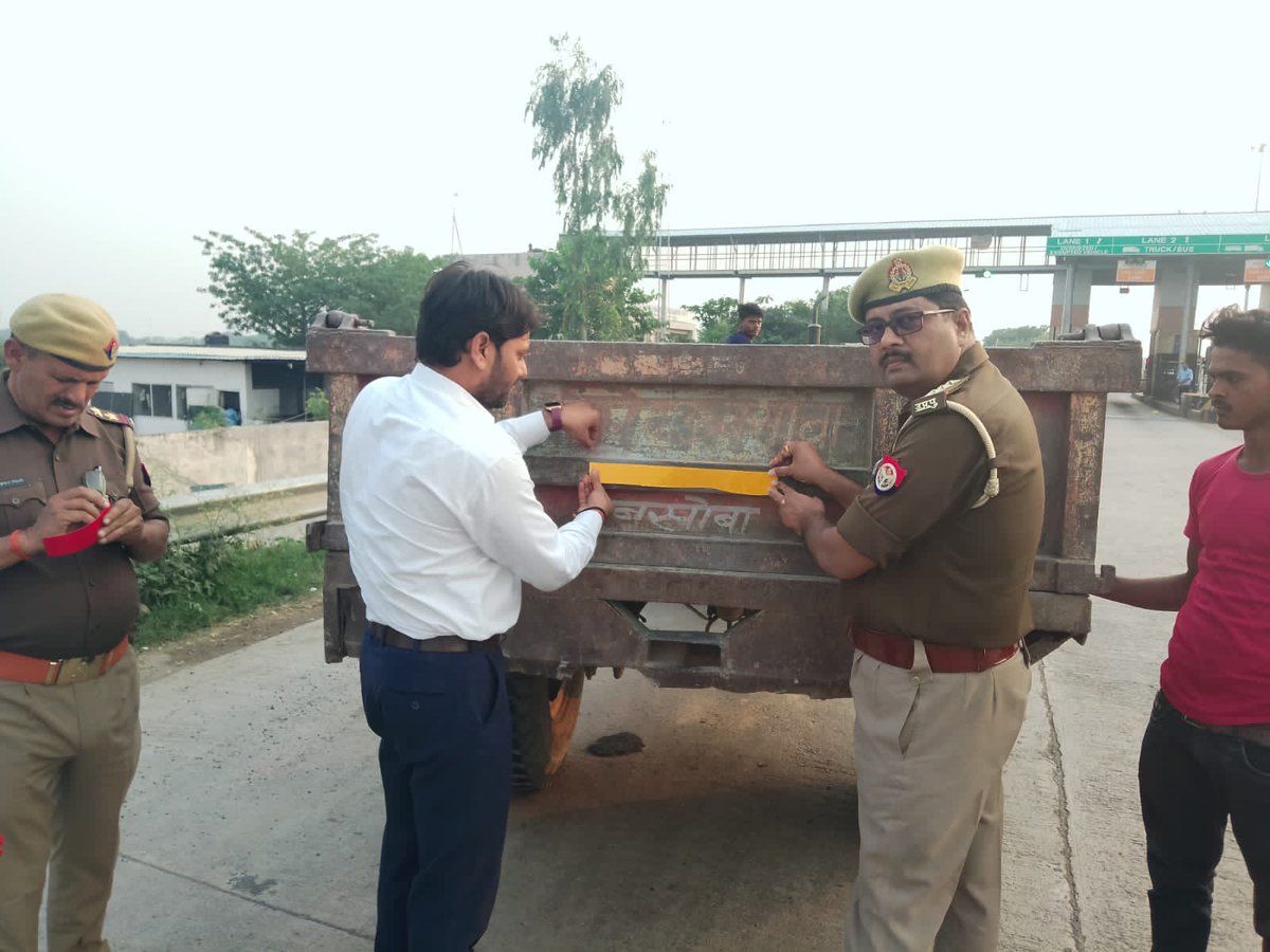 moth_police's tweet photo. श्रीमान जी आज दि. 12.11.2022 को थाना मोंठ क्षेत्र के सेमरी टोल प्लाजा के पास हाईवे पर चलने वाले ट्रैक्टरों में यातायात माह के दृष्टिगत उनकी ट्रॉली पर रेडियम रिफ्लेक्टर लगाए गए तथा ट्रैक्टर ट्रॉली के संचालकों से ट्रॉली में सवारियां भरकर ना चलाने हेतु निर्देशित किया गया ।@sspjhansi https://t.co/MCgI5hfQRc