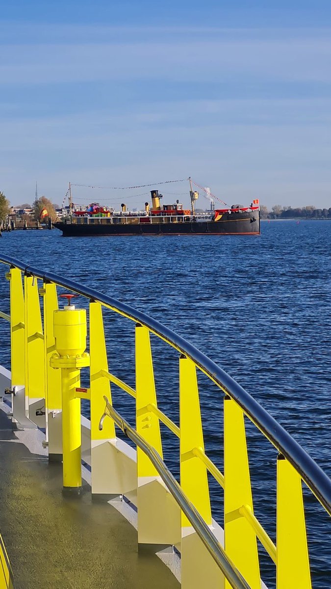 We zijn er bij en houden toch maar de vaarweg vrij! 🚢 ✈️? #Sinterklaas