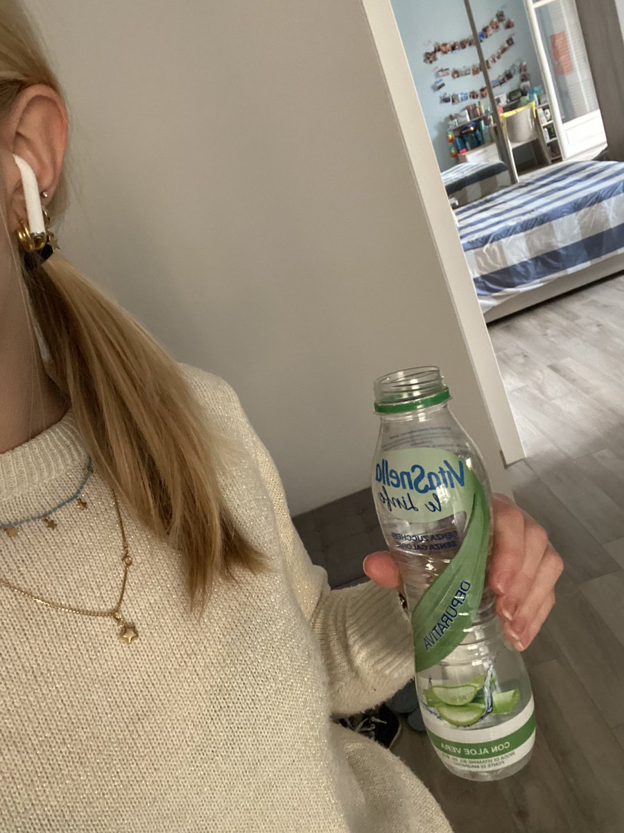 _eelisabetta's tweet photo. io che mi bevo l’acqua depurativa come se potesse sistemare tutto l’alcol bevuto ieri sera e alle 2 ore di sonno che ho in corpo🤞🏻 https://t.co/y5yaTTKO4S