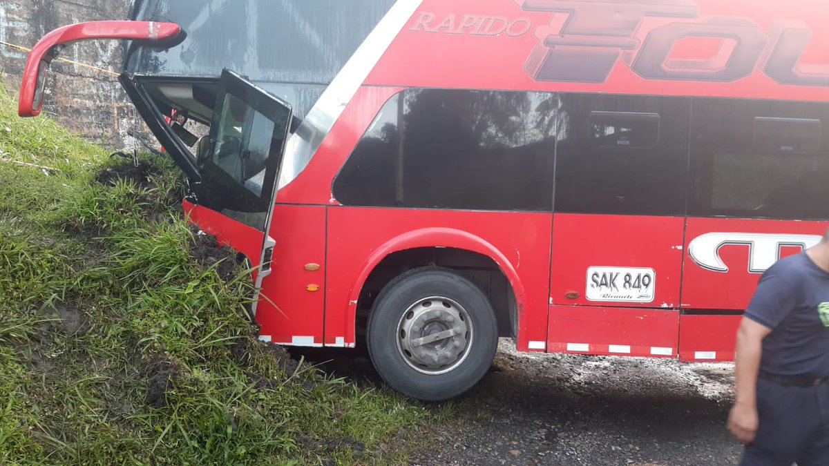 BluRadioCo's tweet photo. Se presentó un accidente en el kilómetro 73 de la vía Bogotá-Villeta, en el sector de Santa Ana que involucra a un bus de pasajeros. El siniestro deja por el momento al conductor del automotor muerto. A los pasajeros los están trasladando a los hospitales de Facatativá y Villeta. https://t.co/Ortb661DZp