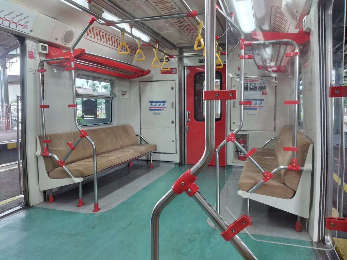 minou_tan's tweet photo. Demi apa baru pertama kali naik commuter line hari ini ke Solo 😂
Bangga banget lol https://t.co/sD8odRP30R