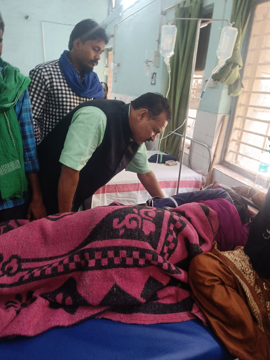 suryakantMLA's tweet photo. म.वि.वीरपुर की छात्रा खुशबू खातुन के साथ मामूली गलती पर विद्यालय प्र��ानाध्यापक के द्वारा बेरहमी से पिटाई के कारण छात्रा गंभीर रूप से घायल हो गई। इलाजरत पिडिता सें मुलाकात कर उनके स्वास्थ्य की जानकारी लिया फिर बेगूसराय जिला अधिकारी से मिलकर आरोपियों पर करवाई की मांग की। https://t.co/lqB2UgMXrf