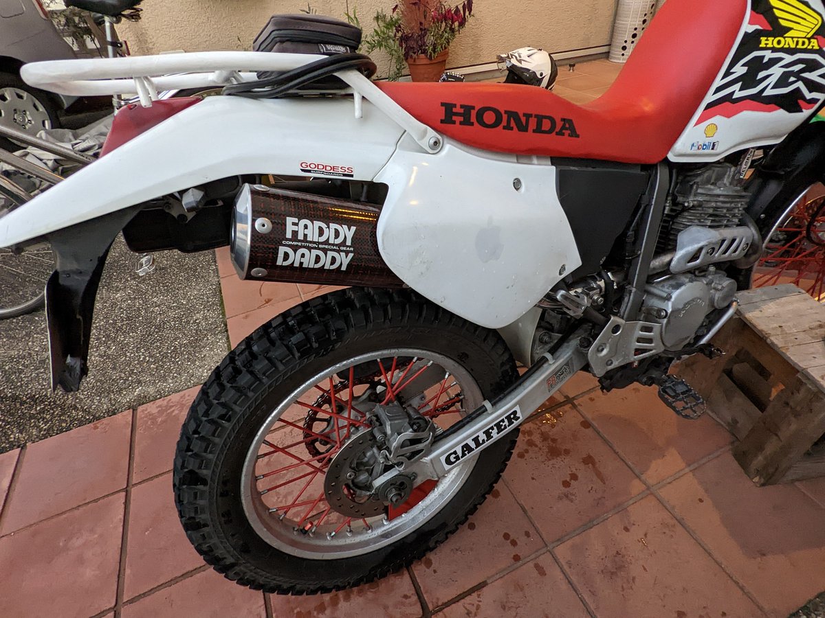 SRV250S_BB's tweet photo. #XR250R #ME08 用の
社外マフラーを
MD30に付けてみた。
エキパイΦ35に対して
マフラーΦ41なので
変換ジョイントは必要です。
#FADDYDADDY とか全く知らない
メーカーのマフラー
ググっても全く
情報が出てこない(ボソ)
このマフラーをME08で
使ったことある人
いるのでしょうか? https://t.co/sAhhzHd4nt