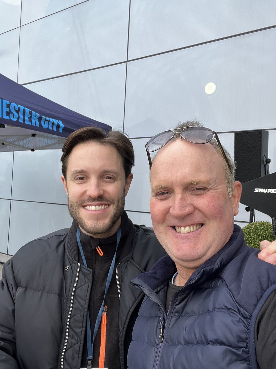 DjCarlKennedy's tweet photo. @ryancroftDJ just met pete tong lol .. 😂😂 great work brother !! Decks in very safe hands 👏👏👏💙 https://t.co/gxpntpANtT
