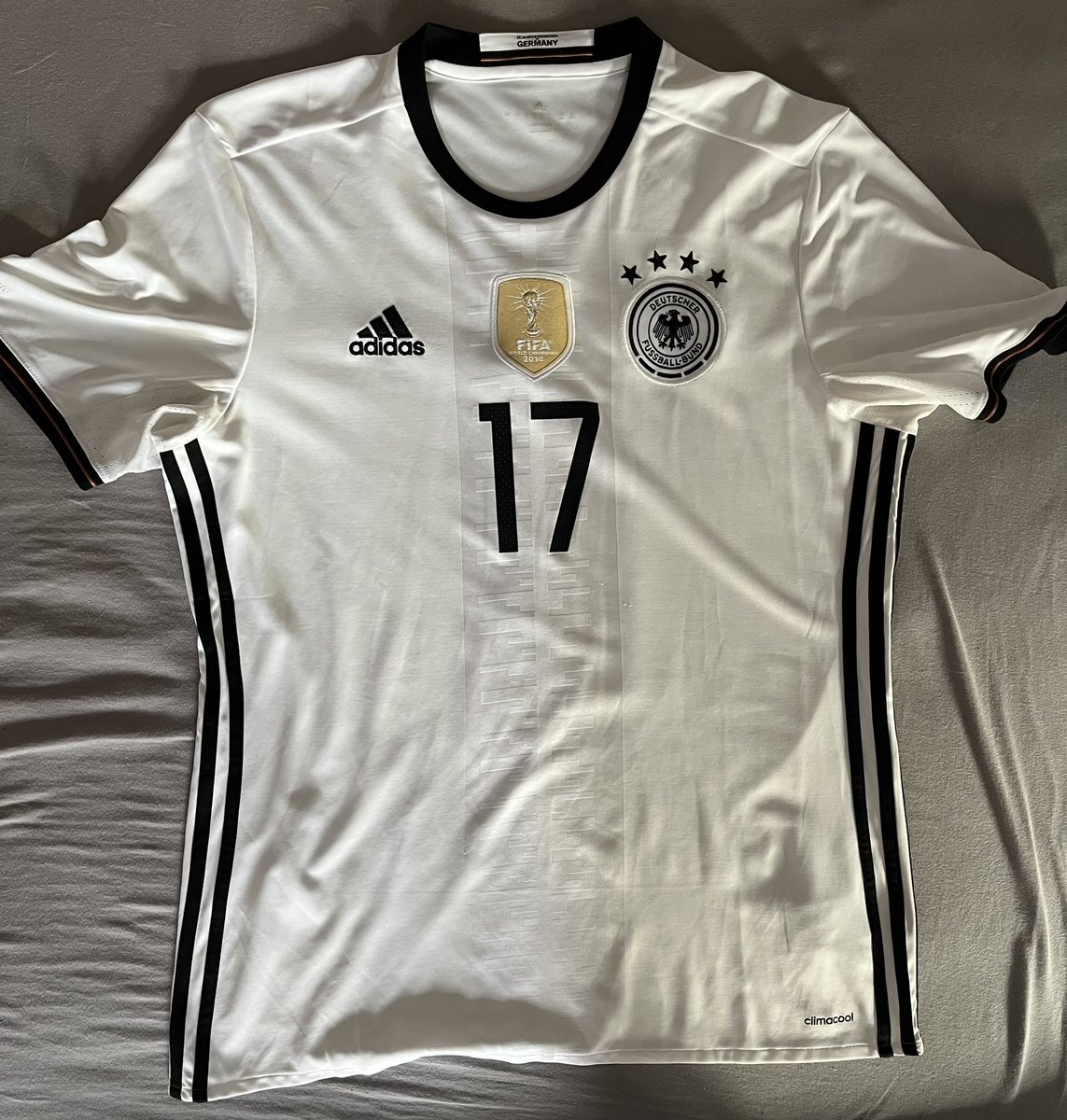JustinKraft's tweet photo. CN: Gewalt gegen Frauen, Suizid

Jérôme #Boateng war einst einer meiner Lieblingsfußballer. Nun möchte ich kein Trikot mehr von ihm haben. Was also tun mit dem Ding da unten? Die Wohnung putzen? Meine Fahrradkette mehrmals durchziehen? Verbrennen? Ich habe eine bessere Idee. https://t.co/chJuYEnqu9