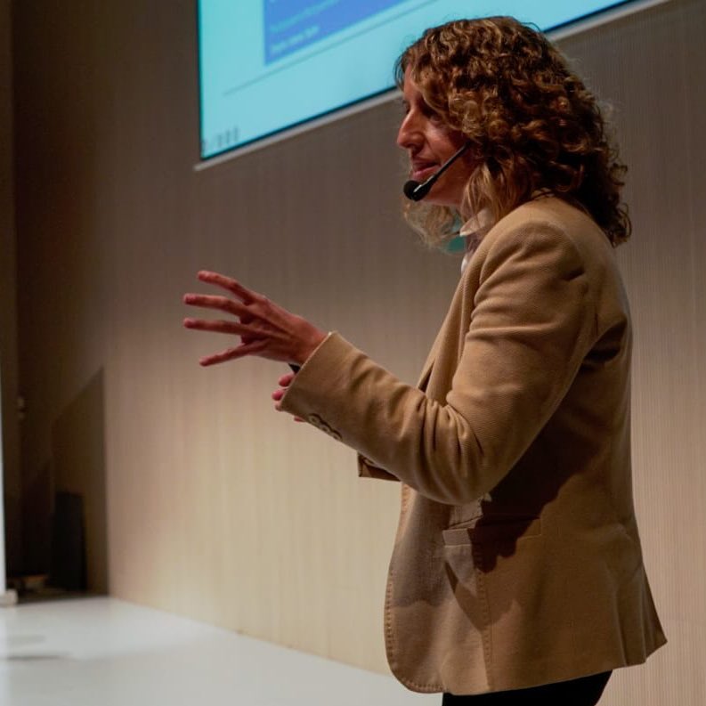 🟡 <a href="/aranchagarc/">Arancha Garcia</a> explica que no se trata solo de desarrollar una nueva aplicación, o incluir tecnologías novedosas (en este caso RPA) sino que trabajar con la metodología de diseño implica repensar todo un servicio, en este caso para simplificarlo y hacerlo más eficiente. #wtmz22