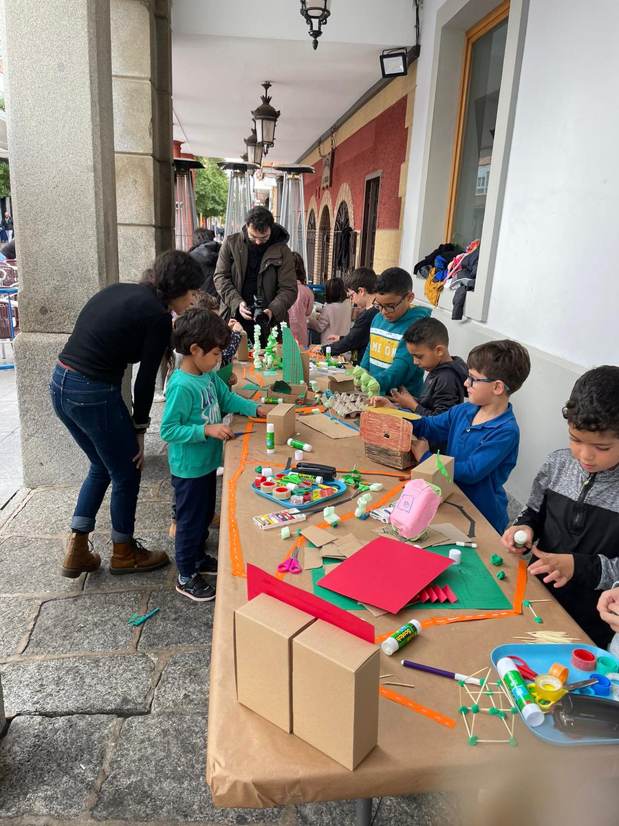 paistransversal's tweet photo. Mientras, las personas más jóvenes de #Fuenlabrada están imaginando su ciudad ideal gracias a @chiquitectos.

#Fuenlabrada2030 #LaCiudadqueMereces https://t.co/WF1WLOG5WT