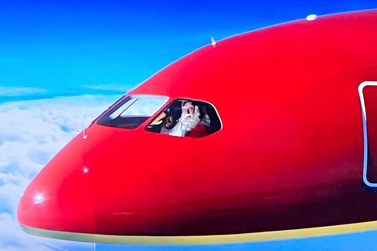 Tranen over m’n wangen van het lachen. Een fictief persoon pakt een fictief vliegtuig en de hele trein-en-fiets-sekte is woedend en van de leg. Schitterend! #sinterklaasjournaal #sinterklaas