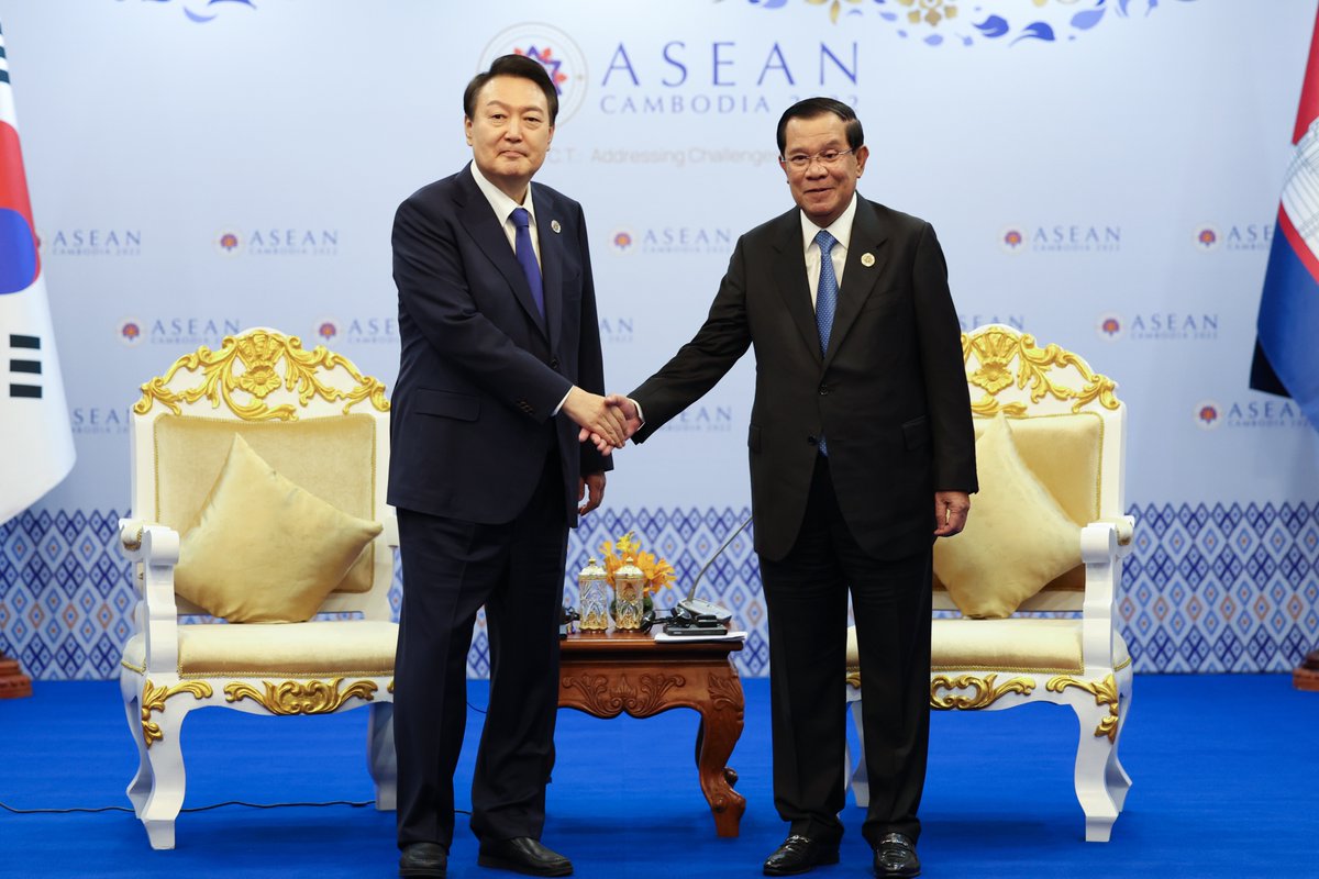 Delighted to meet with Prime Minister Hun Sen of Cambodia for the first time and discuss ways to further strengthen 🇰🇷🇰🇭 relations while marking our 25th anniversary of re-establishing diplomatic ties. Congratulations for a successful year as the 2022 ASEAN Chair as well!