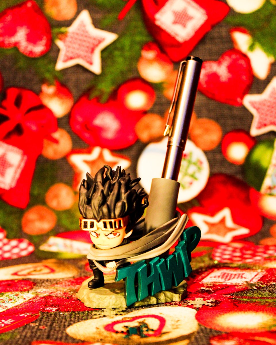 SpecEdit's tweet image. 💥 My Hero academia Desktop Figures! Aizawa is jouw trouwe pen-houder! Leuk om je werkplek, studeerplek, of kamer mee op te vrolijken.✏️ 📝 

#desktopfigure #myheroacademia #bokunoheroacademia #myherofigure #aizawa