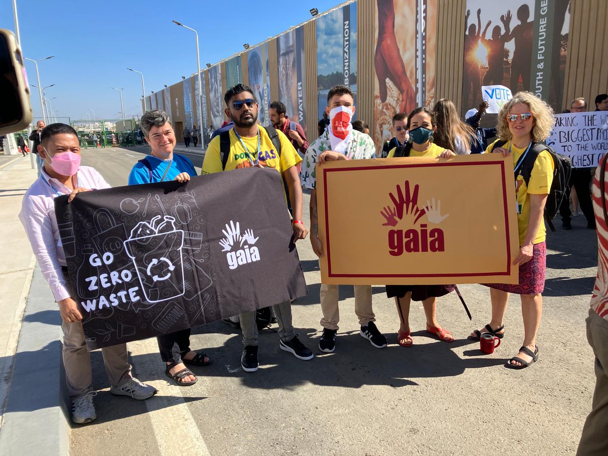 marielvilella's tweet photo. Marching for #climatejustice at #COP27 - so needed to raise our voices, reconnect, re-energise after the toughness of the negotiations. Amaaaaaaaandla chanting to keep going.
#kickpollutersoutofCOP
#LossAndDamageFinanceNow
#ClimateEmergency https://t.co/RLx6ANx0Uz