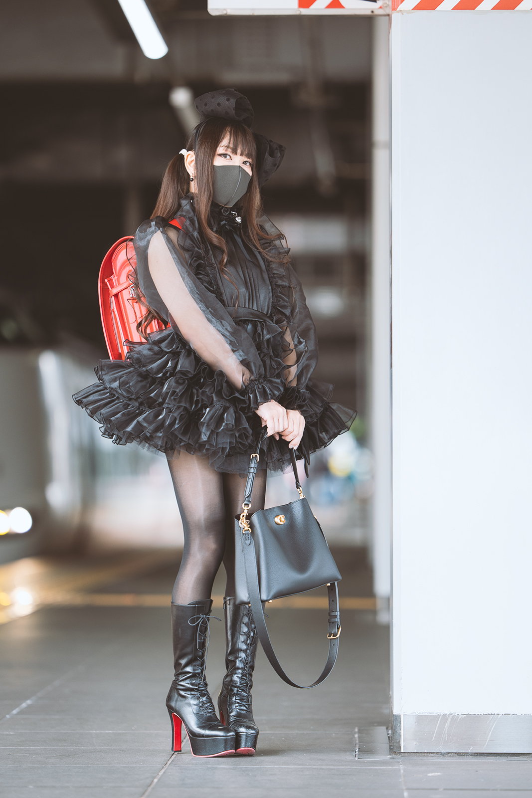 パンスト ランドセル 黒色光沢サテンフリフリ超ミニ丈ドレスに光沢黒ストッキングとロングブーツに赤ランドセルを背負って外出している時のセルフポートレートです。髪の毛は地毛をツインテールにして巻いています。この格好で電車に乗ったりしています。 https://t.co ...