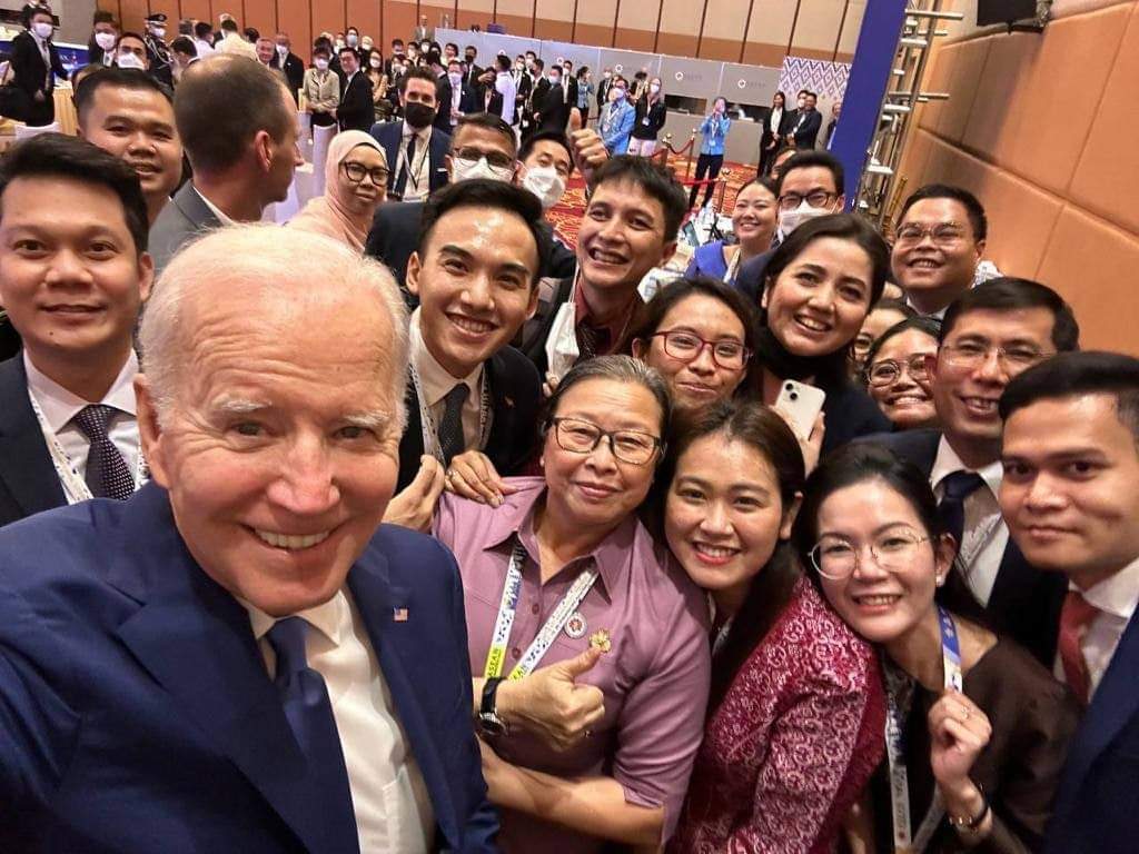 UngChamroeun's tweet photo. លោក ចូ បៃឌិន @POTUS ថត សែលហ្វី ជាមួយមន្ត្រីខ្មែរ #USASEANSummit #ASEANSummit https://t.co/qM0QNVBh7H