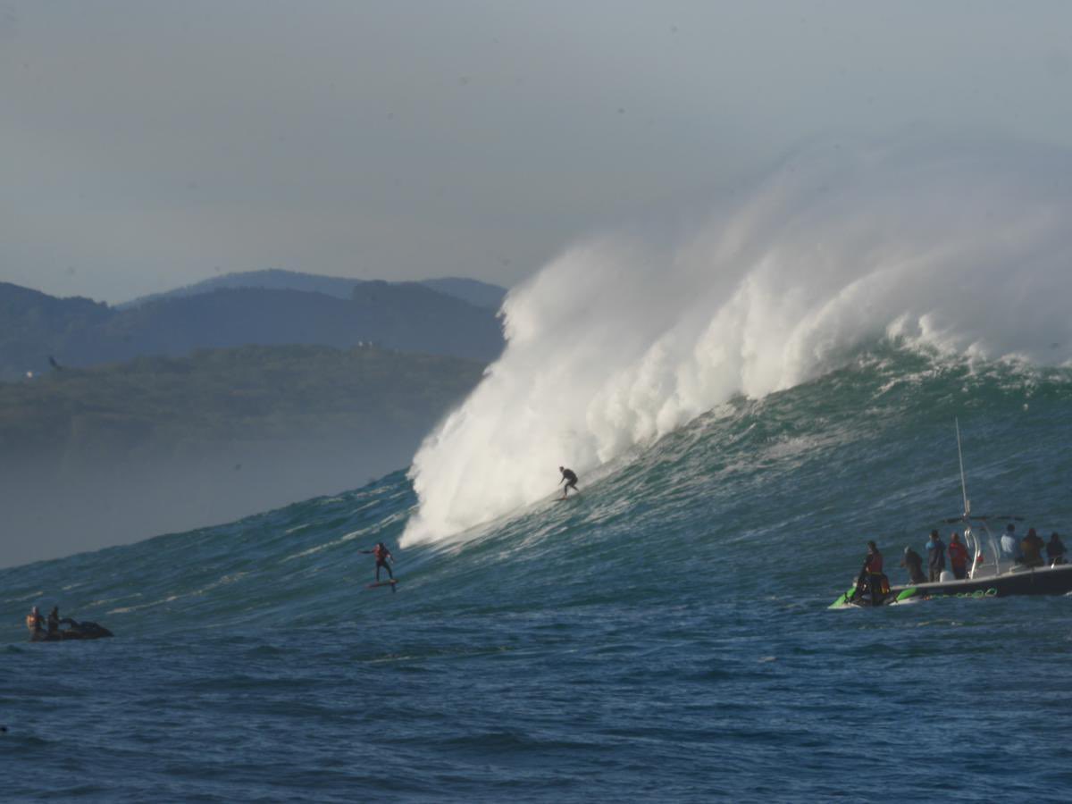 SeverineLiabat's tweet photo. On the basque coast, when a set of rare weather conditions is met, a unique phenomenon happens called «la belharra ». One of the world largest wave. Only the best surfers can go on it. It’s just happening these days and it’s 15m high this time.#belharra #hendaia #comingfrom https://t.co/VZ9I6x2Tw9