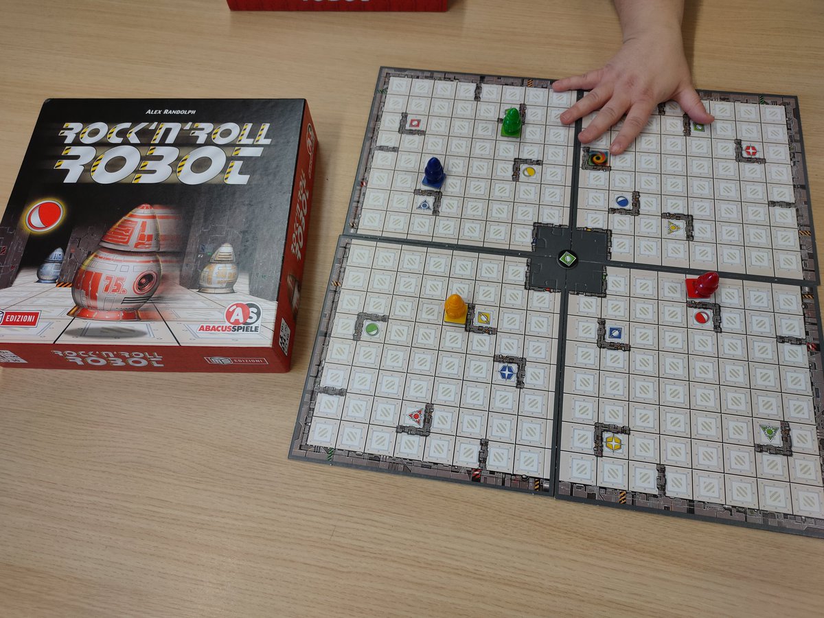 #STEM sessions continues @CaerphillyLib with #rocknrollrobot by @abacusspiele #edizioni Loads of planning and #geometry and remembering your moves Great game, enjoyed it. A few more games played before we moved to the #dnd session @CaerphillyLibs @BargoedLib