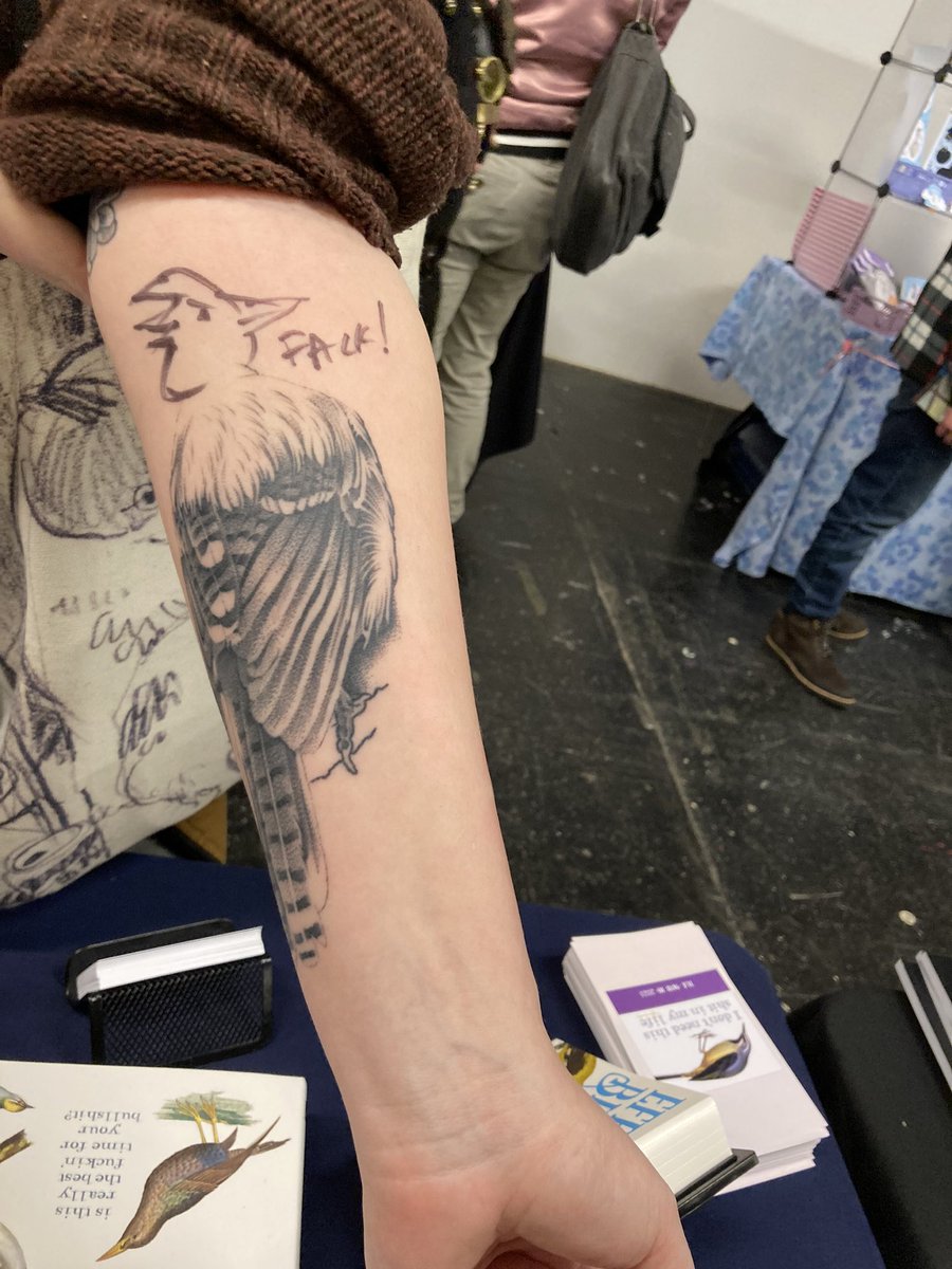lizzieboylesays's tweet photo. A #ThoughtBubble22 first? The amazing @aaronreynolds @EffinBirds completing a tattoo in his own inimitable style. https://t.co/a3nHsVEcRj